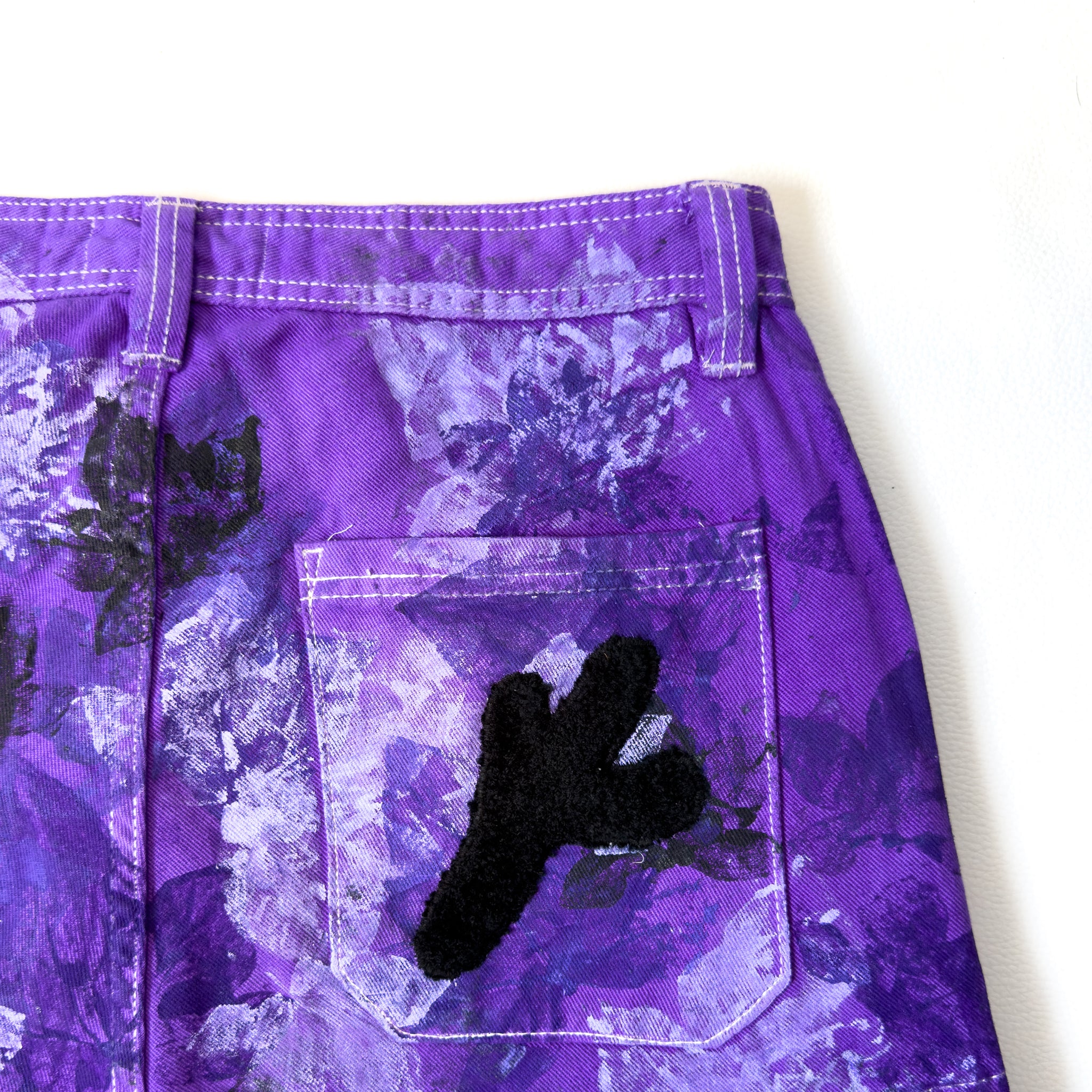 Pantalón Cargo Camo con Hojas Moradas – Pieza Única Talla 40