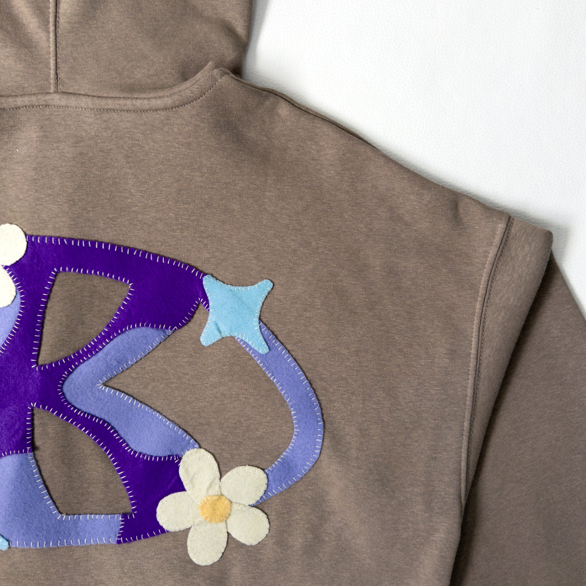 Sudadera con Logo en Patchwork – Pieza Única Talla S